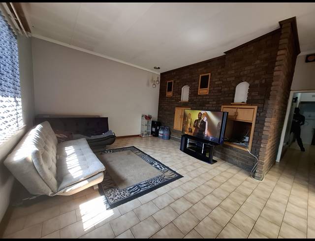 4 BEDROOM HOUSE FOR SALE IN DERSLEY